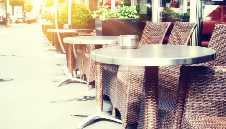 عکس استوک فضای بیرون کافی شاپ   Cafe with outdoor terrace