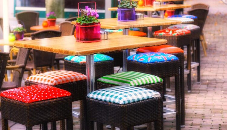 عکس استوک فضای بیرون کافی شاپ   Cafe with outdoor terrace
