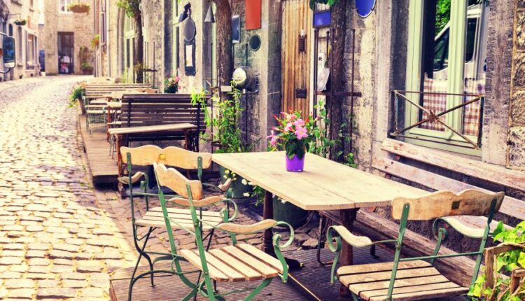 عکس استوک فضای بیرون کافی شاپ   Cafe with outdoor terrace
