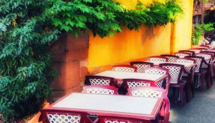 عکس استوک فضای بیرون کافی شاپ   Cafe with outdoor terrace