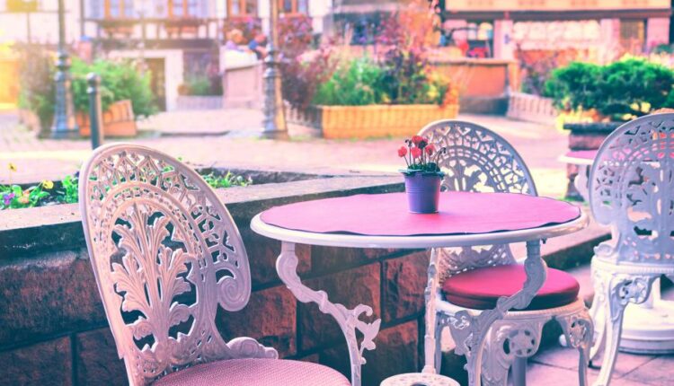عکس استوک فضای بیرون کافی شاپ   Cafe with outdoor terrace