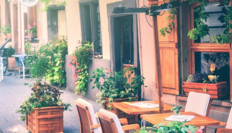 عکس استوک فضای بیرون کافی شاپ   Cafe with outdoor terrace