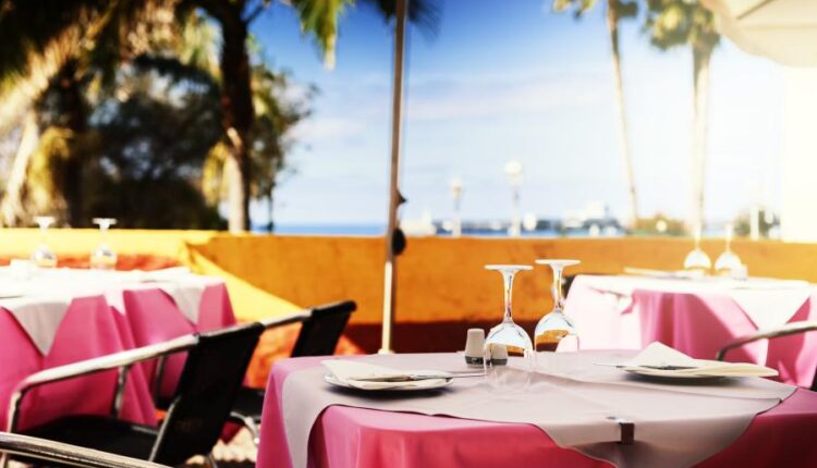 عکس استوک فضای بیرون کافی شاپ   Cafe with outdoor terrace