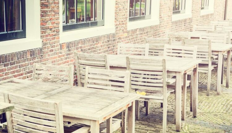 عکس استوک فضای بیرون کافی شاپ   Cafe with outdoor terrace