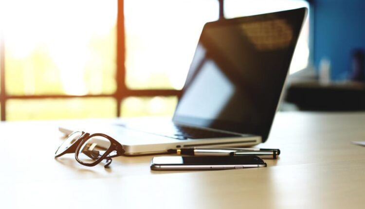 تصاویر استوک لپ تاپ در محیط اداری   responsive design