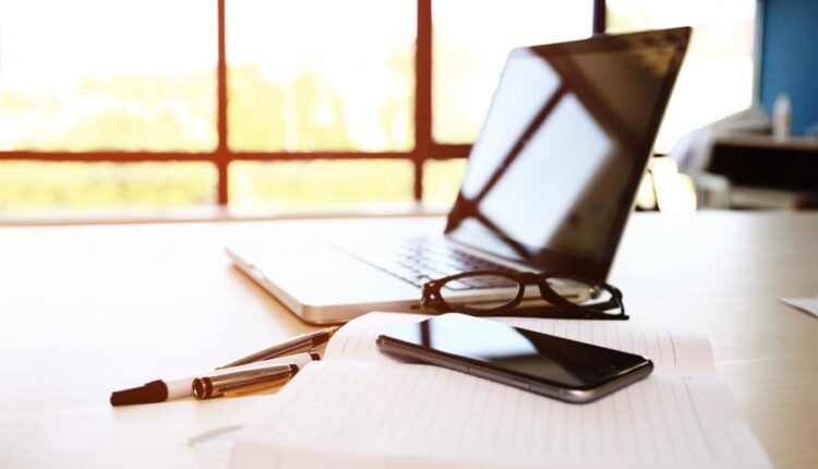 تصاویر استوک لپ تاپ در محیط اداری   responsive design