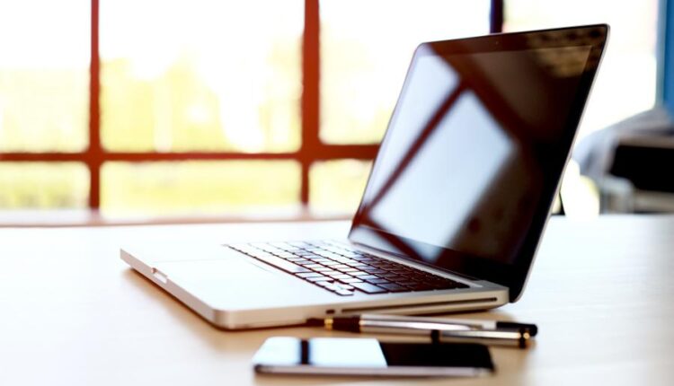 تصاویر استوک لپ تاپ در محیط اداری   responsive design