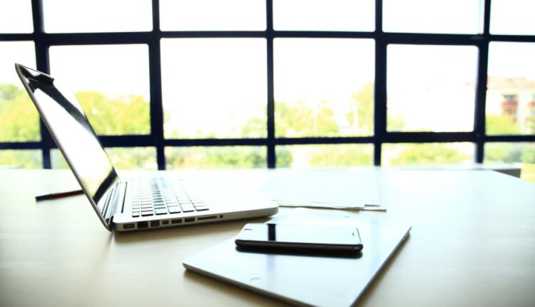 تصاویر استوک لپ تاپ در محیط اداری   responsive design