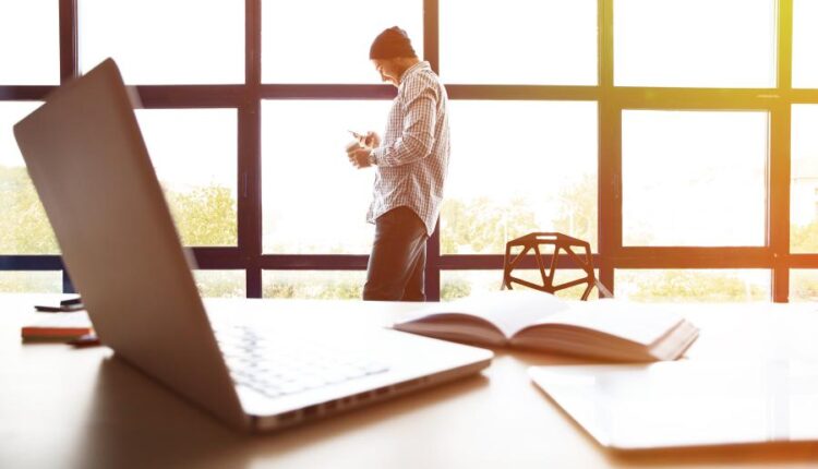 تصاویر استوک لپ تاپ در محیط اداری   responsive design