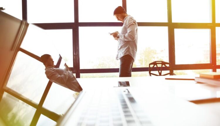 تصاویر استوک لپ تاپ در محیط اداری   responsive design