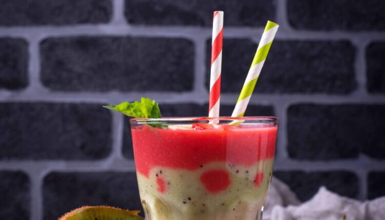 تصاویر استوک اسموتی با میوه   Smoothie with strawberry