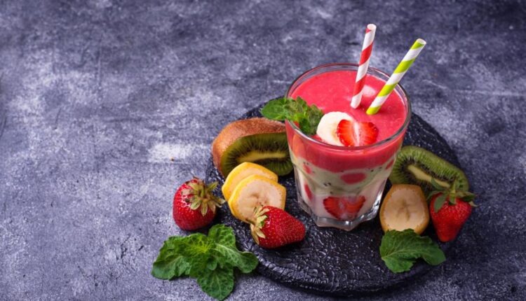 تصاویر استوک اسموتی با میوه   Smoothie with strawberry