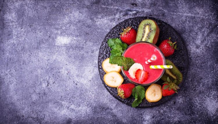 تصاویر استوک اسموتی با میوه   Smoothie with strawberry