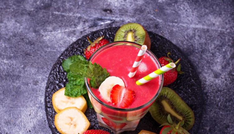 تصاویر استوک اسموتی با میوه   Smoothie with strawberry