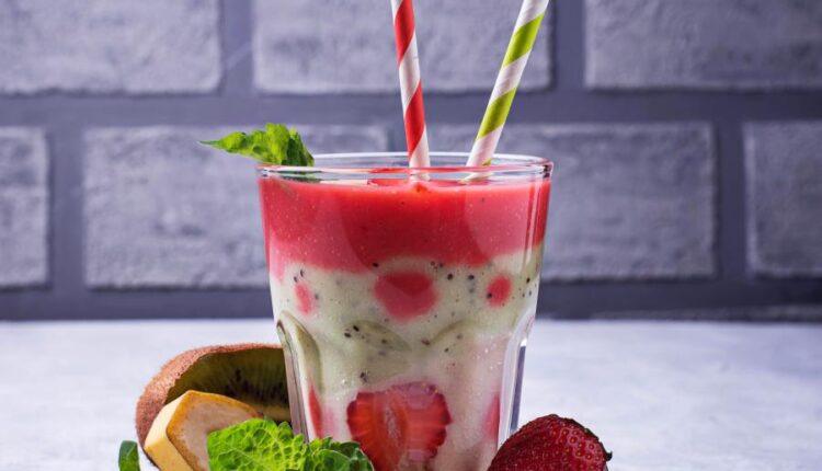 تصاویر استوک اسموتی با میوه   Smoothie with strawberry