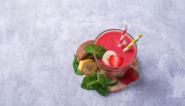تصاویر استوک اسموتی با میوه   Smoothie with strawberry