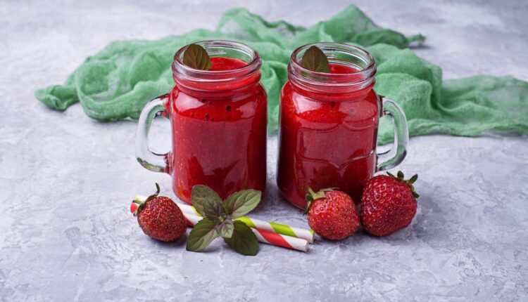 تصاویر استوک اسموتی با میوه   Smoothie with strawberry