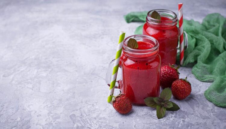 تصاویر استوک اسموتی با میوه   Smoothie with strawberry