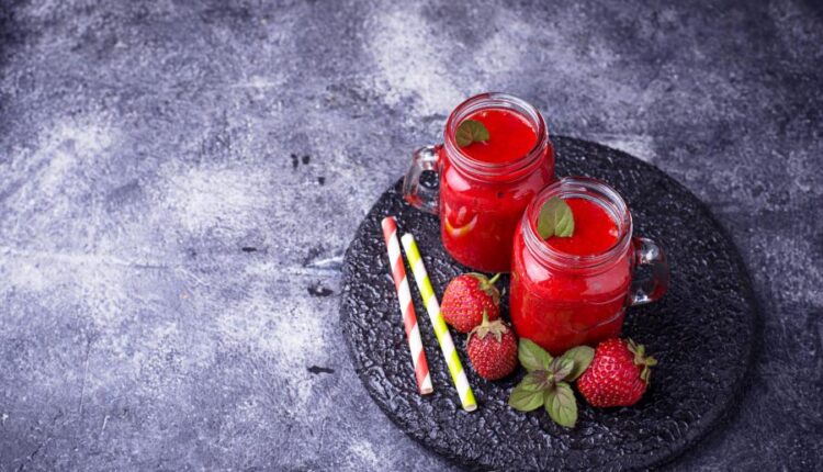 تصاویر استوک اسموتی با میوه   Smoothie with strawberry