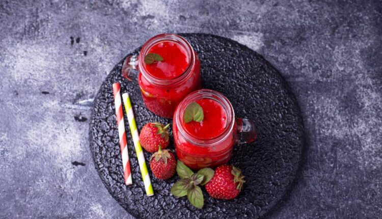 تصاویر استوک اسموتی با میوه   Smoothie with strawberry
