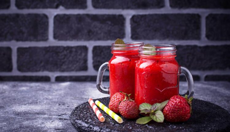 تصاویر استوک اسموتی با میوه   Smoothie with strawberry