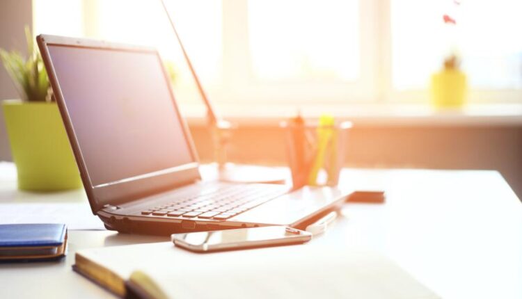 تصاویر استوک لپ تاپ در محیط اداری   responsive design