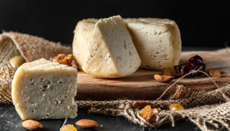 عکس های استوک نان و پنیر   Parmesan and bread