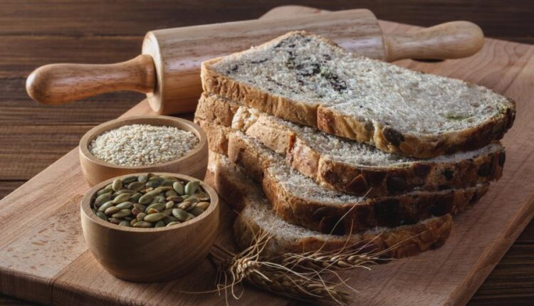 عکس های استوک نان و پنیر   Parmesan and bread