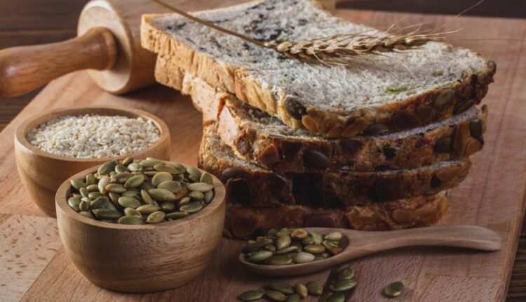 عکس های استوک نان و پنیر   Parmesan and bread