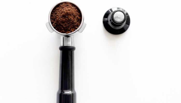 عکس استوک تجهیزات اسپرسوساز برقی (پرتافیلتر)   Making Espresso