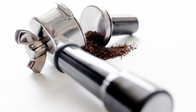 عکس استوک تجهیزات اسپرسوساز برقی (پرتافیلتر)   Making Espresso