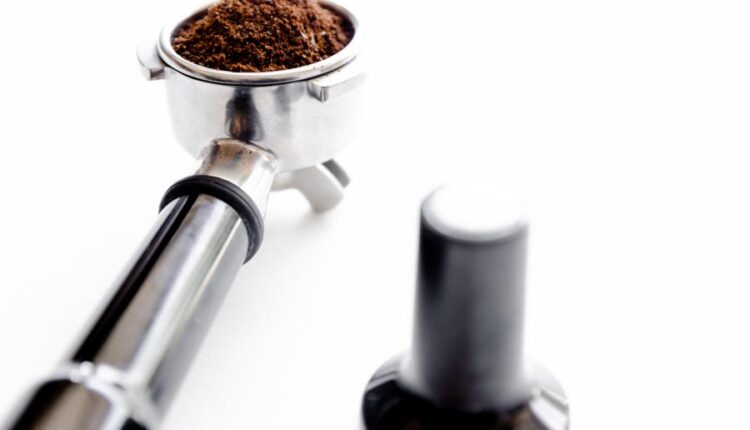 عکس استوک تجهیزات اسپرسوساز برقی (پرتافیلتر)   Making Espresso