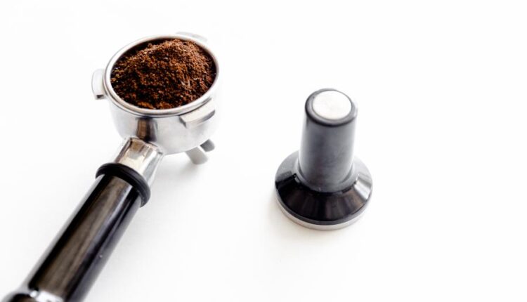 عکس استوک تجهیزات اسپرسوساز برقی (پرتافیلتر)   Making Espresso