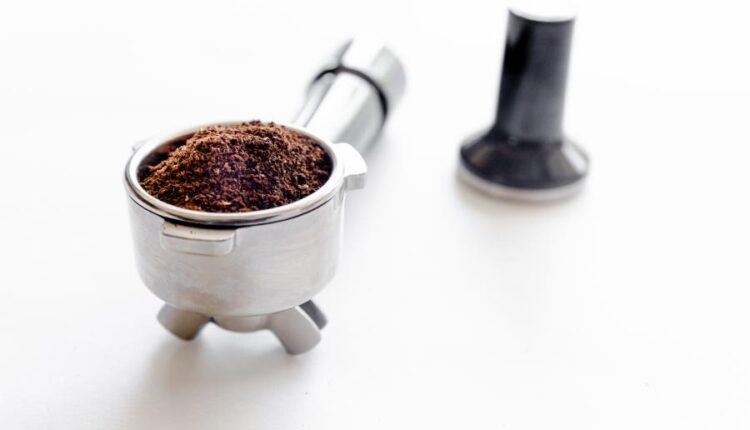 عکس استوک تجهیزات اسپرسوساز برقی (پرتافیلتر)   Making Espresso