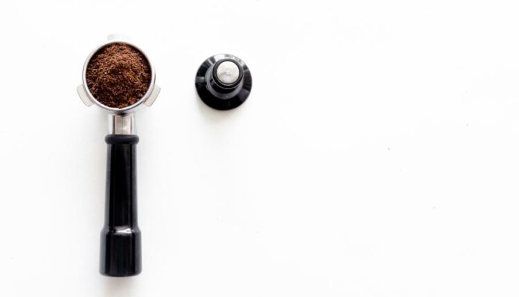 عکس استوک تجهیزات اسپرسوساز برقی (پرتافیلتر)   Making Espresso