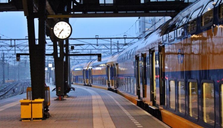 تصاویر استوک قطار پر سرعت مدرن   Modern train