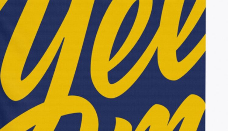 موکاپ پرچم ایستاده روی زمین   Vertical Sail Flag Mockup