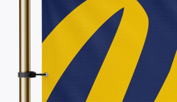 موکاپ پرچم ایستاده روی زمین   Vertical Sail Flag Mockup