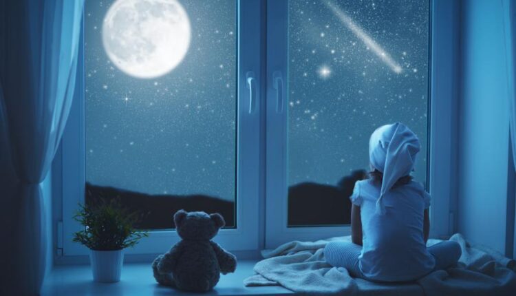 6 عکس استوک دختر بچه در فضای پنجره رویایی شب   Child girl