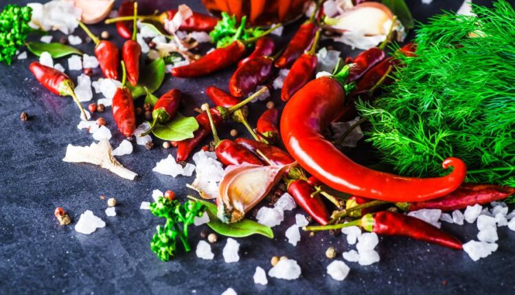 تصاویر استوک فلفل های قرمز با پس زمینه مشکی   Chili Peppers