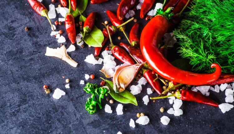 تصاویر استوک فلفل های قرمز با پس زمینه مشکی   Chili Peppers