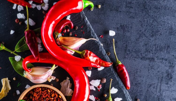 تصاویر استوک فلفل های قرمز با پس زمینه مشکی   Chili Peppers