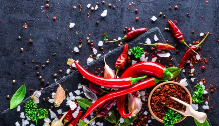 تصاویر استوک فلفل های قرمز با پس زمینه مشکی   Chili Peppers