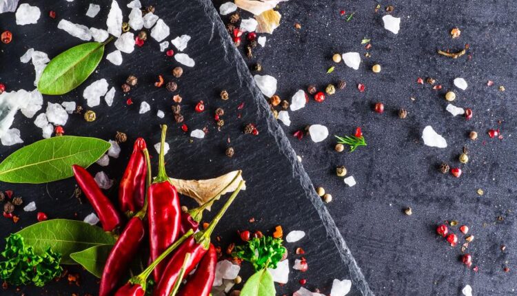 تصاویر استوک فلفل های قرمز با پس زمینه مشکی   Chili Peppers