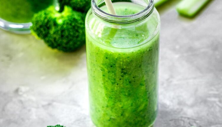 عکس استوک سبزیجات   Green vegetable smoothie in glass