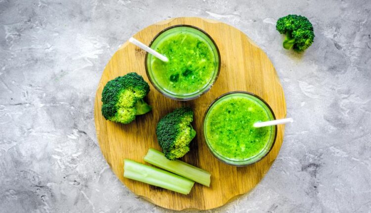 عکس استوک سبزیجات   Green vegetable smoothie in glass