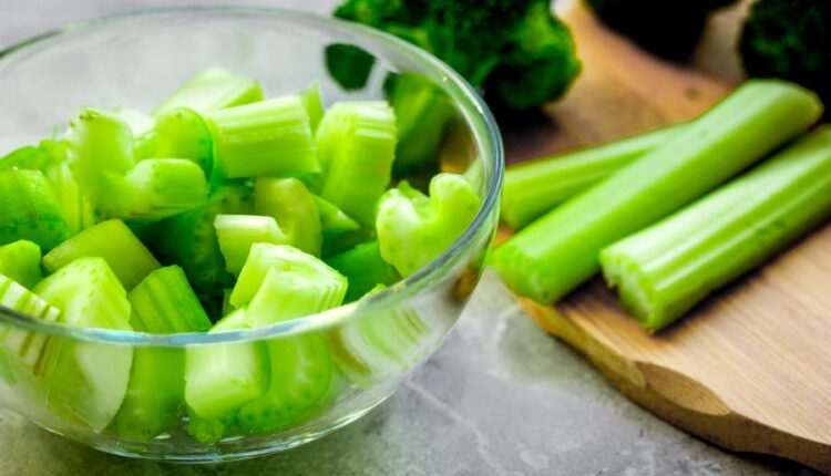 عکس استوک سبزیجات   Green vegetable smoothie in glass