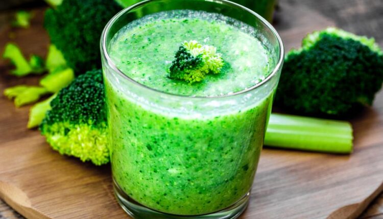 عکس استوک سبزیجات   Green vegetable smoothie in glass