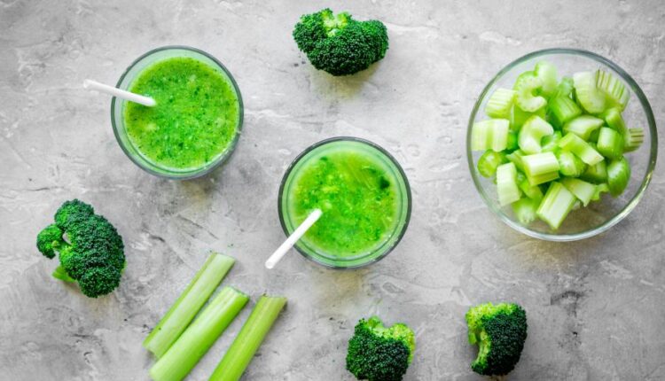 عکس استوک سبزیجات   Green vegetable smoothie in glass