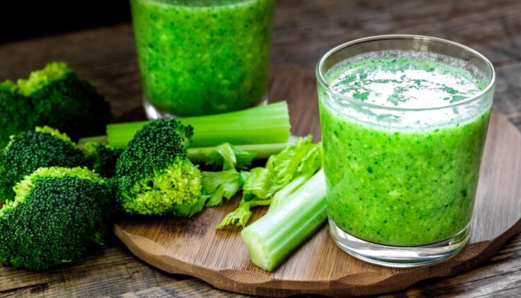 عکس استوک سبزیجات   Green vegetable smoothie in glass
